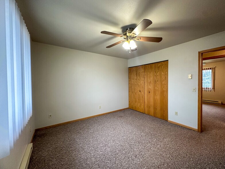 Building Photo - 2029 Green Valley Dr