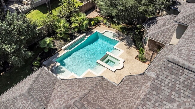 Building Photo - Exceptional 5-bedroom home (2 down) in desirable Woodlands Country Club with landscape & pool mai...