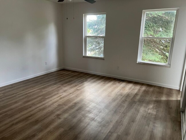 Building Photo - 4 bed/2 bath Morrison house