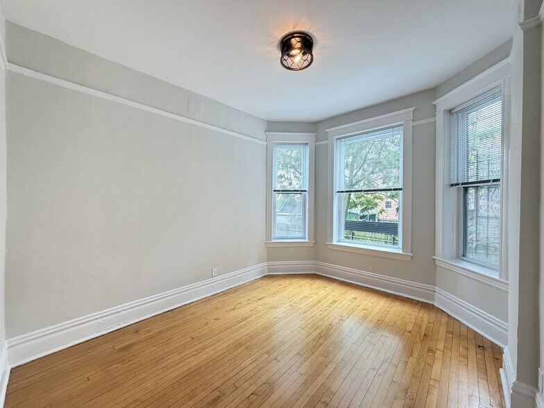 Building Photo - 1025 N Sacramento Ave