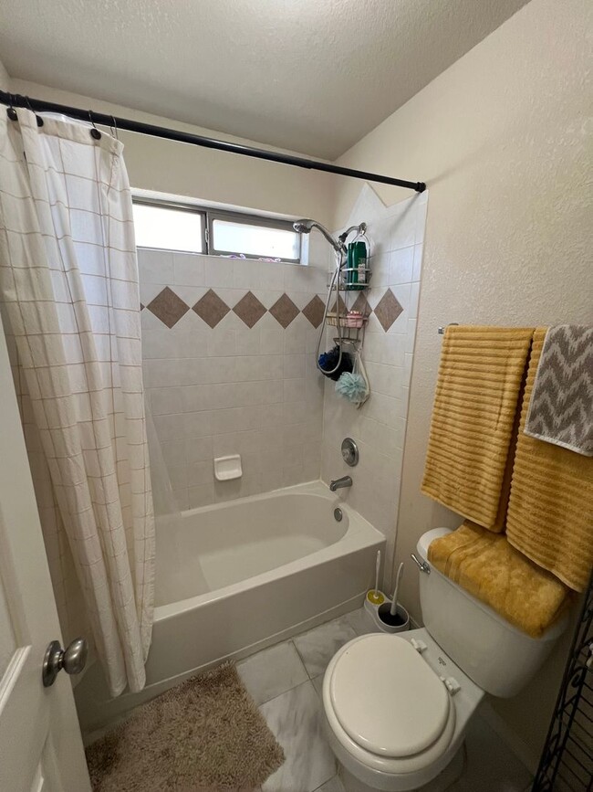 Building Photo - Charming 3-Bed, 2.5-Bath Home with Cozy Fi...
