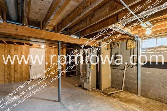 Building Photo - DUPLEX IN DES MOINES! 2 Bedroom, 1.5 Bathr...