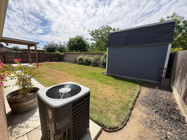 Building Photo - SE Visalia home Available Now!