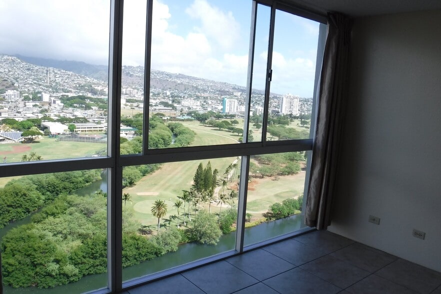 Building Photo - 2211 Ala Wai Blvd