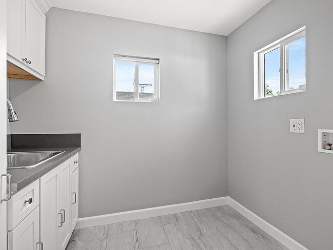 Building Photo - "Spacious 4-Bed, 3-Bath Oasis in Prime Los Angeles Location - 2080 Sq Ft of Comfort!"