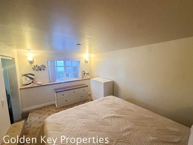 Building Photo - Spacious attached FURNISHED studio on private setting in Vista!