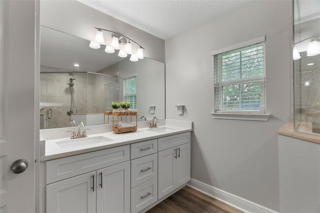 Building Photo - 730 Cordova Dr