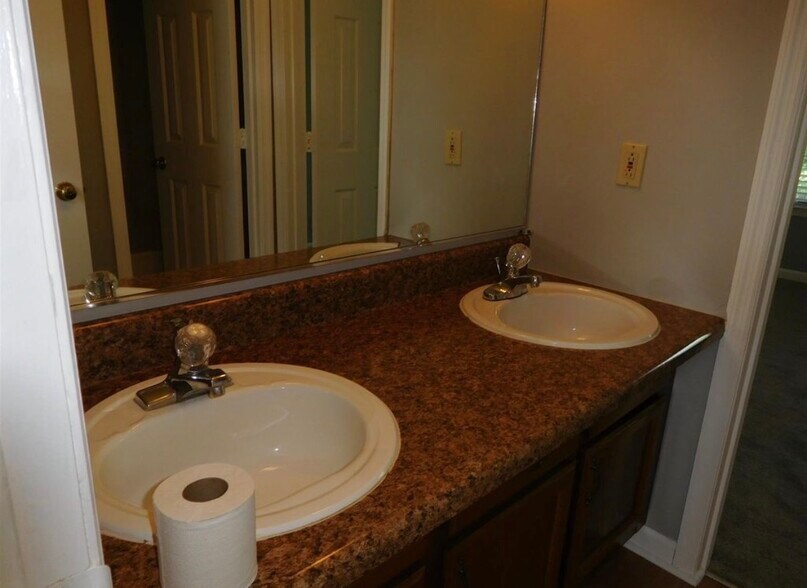 Building Photo - 445 Claircrest Dr