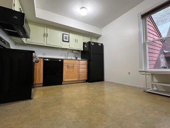 Building Photo - Bright, Updated 2-Bedroom in Prime Burlington Location — Available Now!
