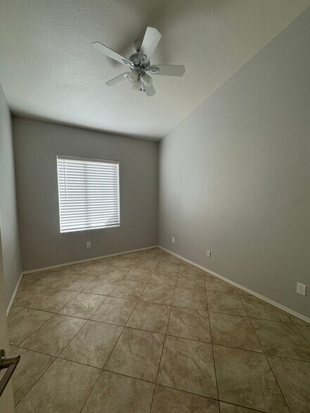 Building Photo - 2523 E Parkside LN