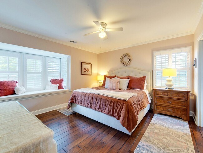 Building Photo - A picture perfect cottage home ready for you with community pool!