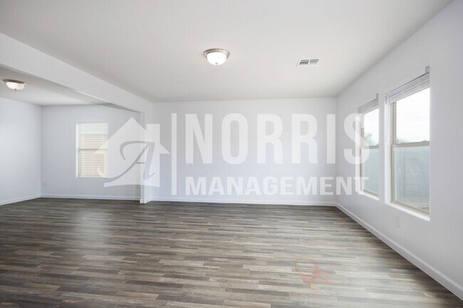 Building Photo - Newer Home in a Great Location to the Freeway