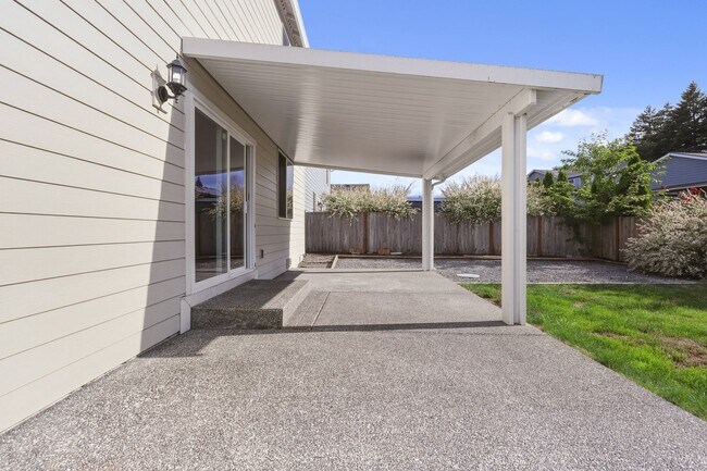 Building Photo - MOVE IN READY NOW! A/C! Multi generational living? Home office? Tumwater School District
