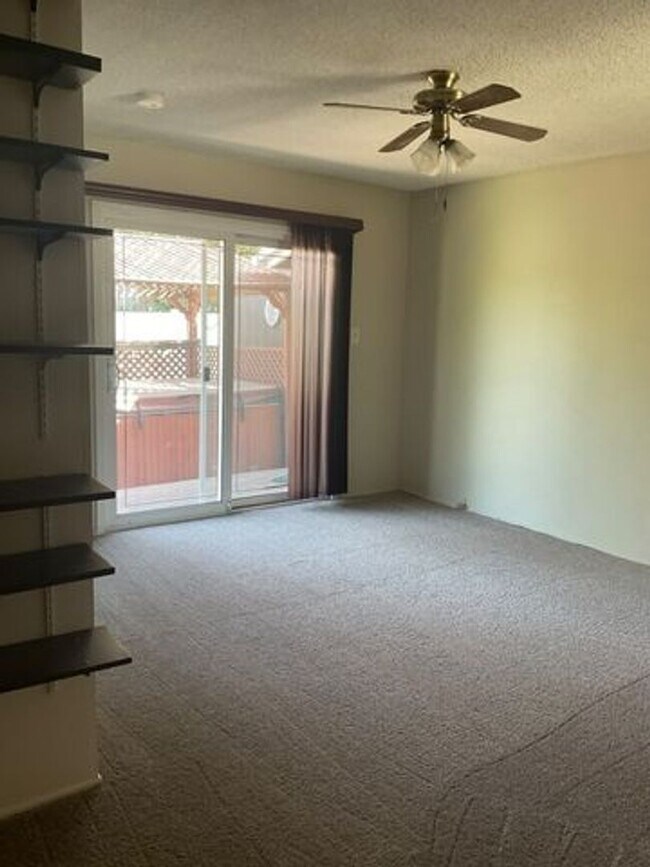Building Photo - 5 bed 2 Bathroom in Riverside