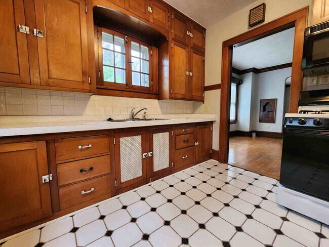 Building Photo - Character Home in NICE Neighborhood