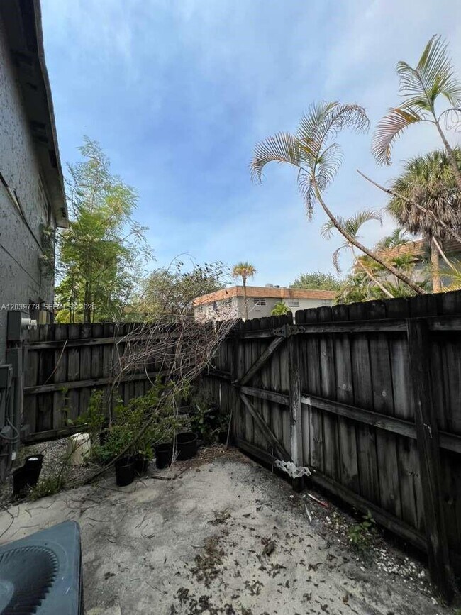 Building Photo - 4625 NW 9th Dr