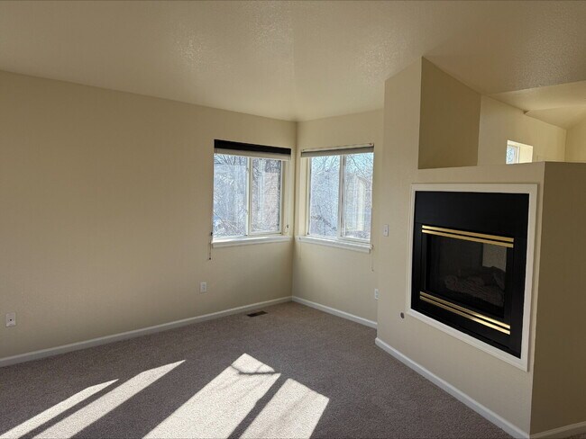 Building Photo - "Spacious 4-Bed, 3-Bath Gem on Franklin Drive – Modern Living in Boulder!"