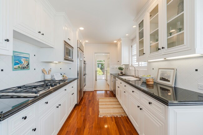 Building Photo - 426 Vía La Selva