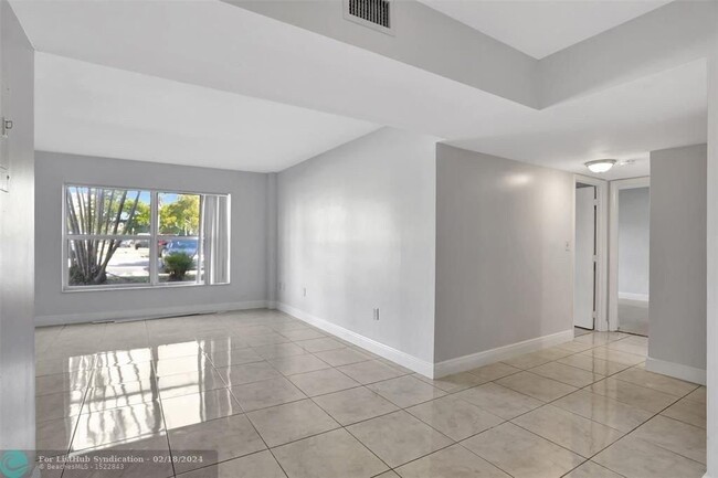 Building Photo - 4156 Inverrary Dr