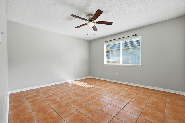 Building Photo - Charming 2 Bedroom with community pool!