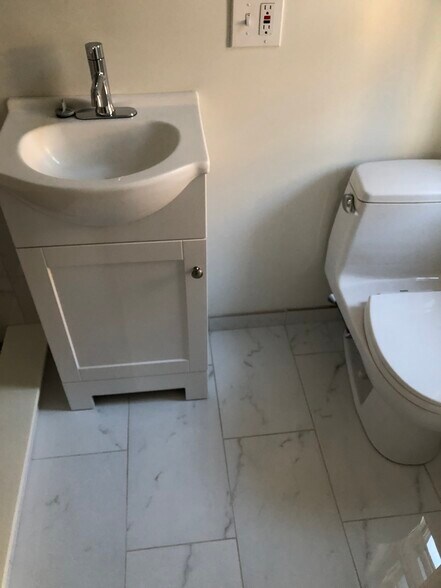 Building Photo - 86 Putnam St