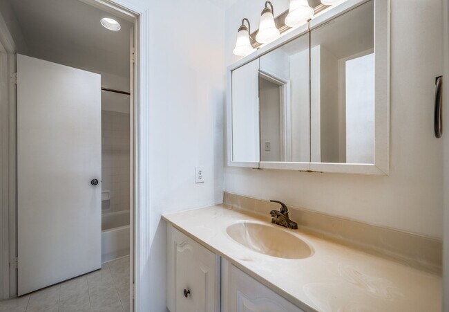Building Photo - Sophisticated Townhome Steps from East Fal...