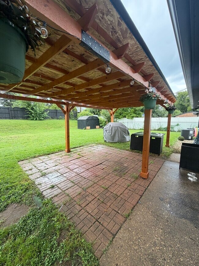 Building Photo - 201 Fairwood Dr