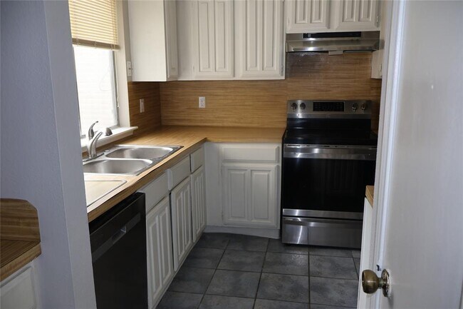 Building Photo - 12907 Maxfield Dr