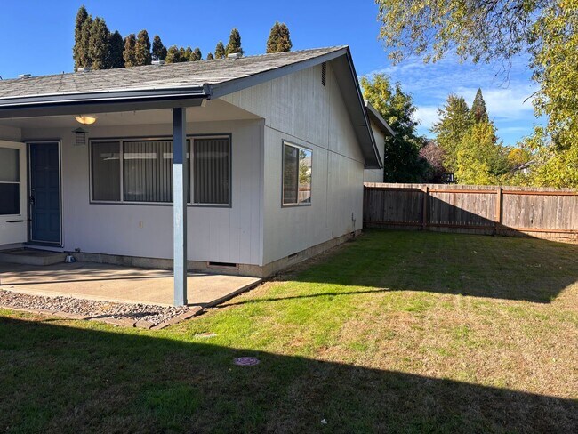 Building Photo - Water & Sewer Paid- 3 Bedroom 1 Bath Duplex