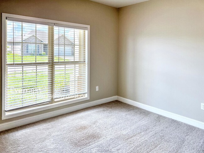 Building Photo - 104 Elaina Grey Ct