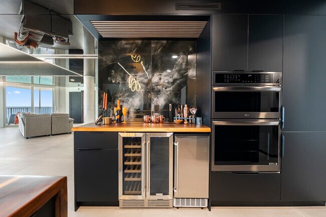 Building Photo - 8743 Thomas Dr