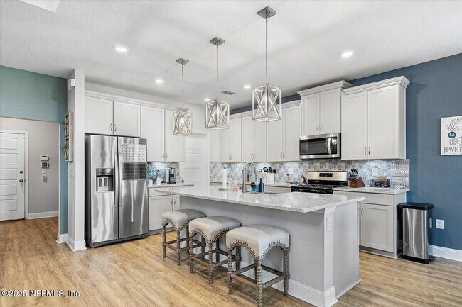 Building Photo - 227 Daydream Ave