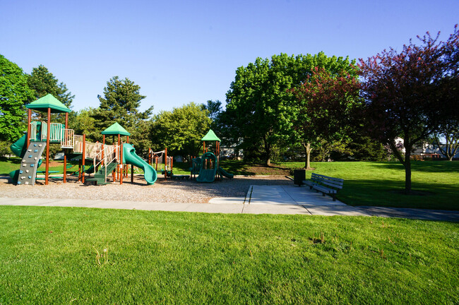 Building Photo - 671 Legends Dr