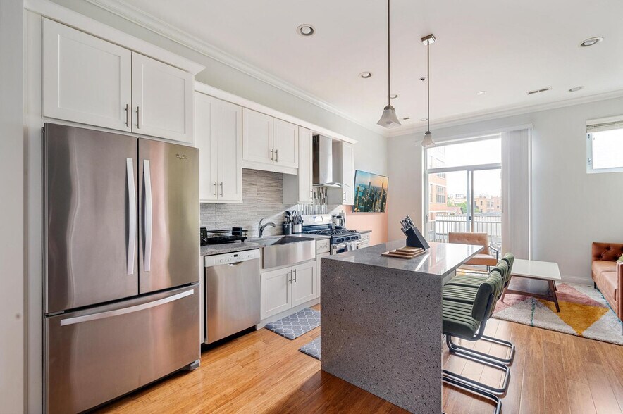 Building Photo - 1243 W Madison St