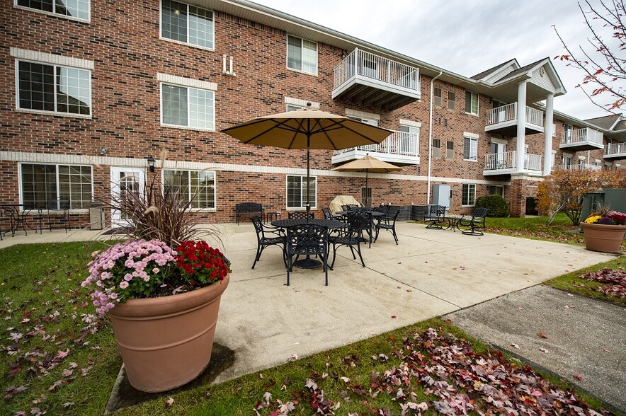 Parkwood Highlands Apartments & Townhomes 55+ 13800 W Park Central