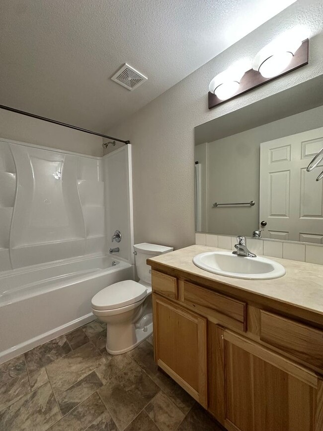 Building Photo - Lovely SE Single Story 3 Bedroom Home with Office!