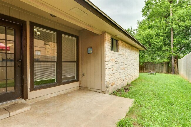 Building Photo - 16041 Stoneham Cir