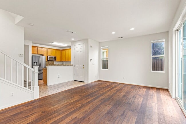 Building Photo - Modern 4 Bed Home with Office, AC, Garage,...