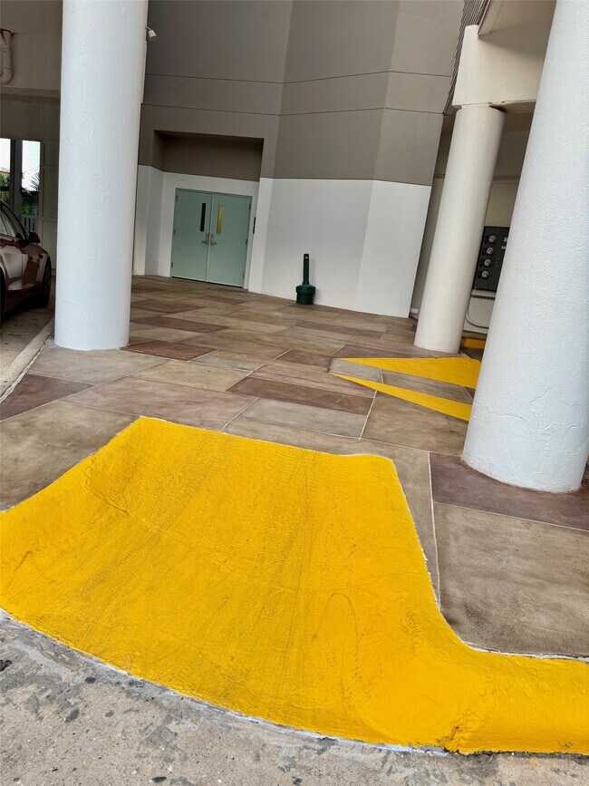 Building Photo - 6102 Seawall Blvd