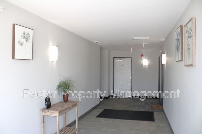 Building Photo - 561 S Elk St