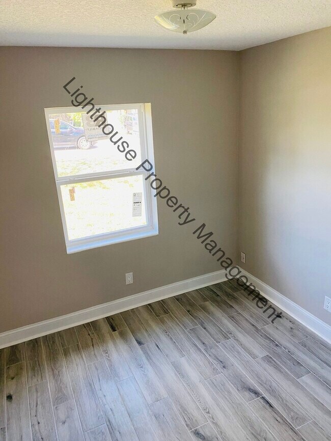 Building Photo - Beautiful 3 Bedroom Home With Fenced Backyard