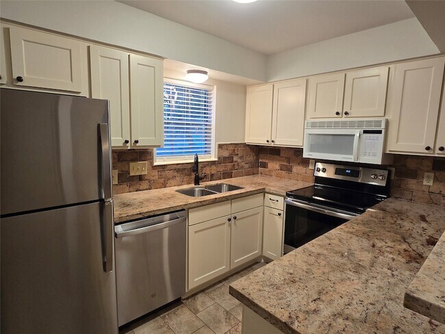 Building Photo - 856 Wax Myrtle Ln