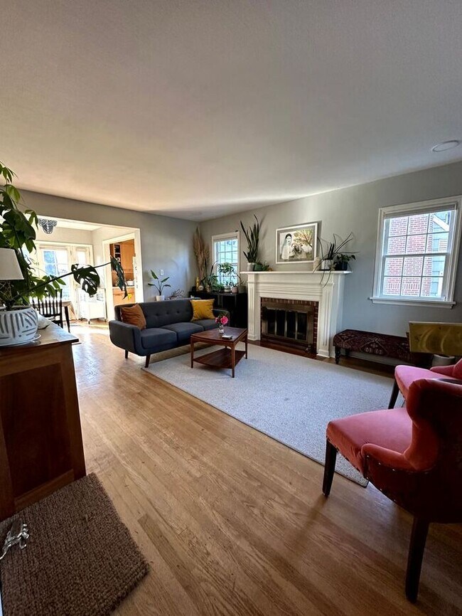 Building Photo - Charming Fully Furnished Bungalow Rental with Modern Amenities in Roseway!