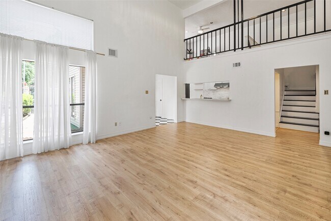 Building Photo - 8033 Oakwood Forest Dr
