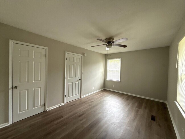 Building Photo - 7923 Shinn Dr
