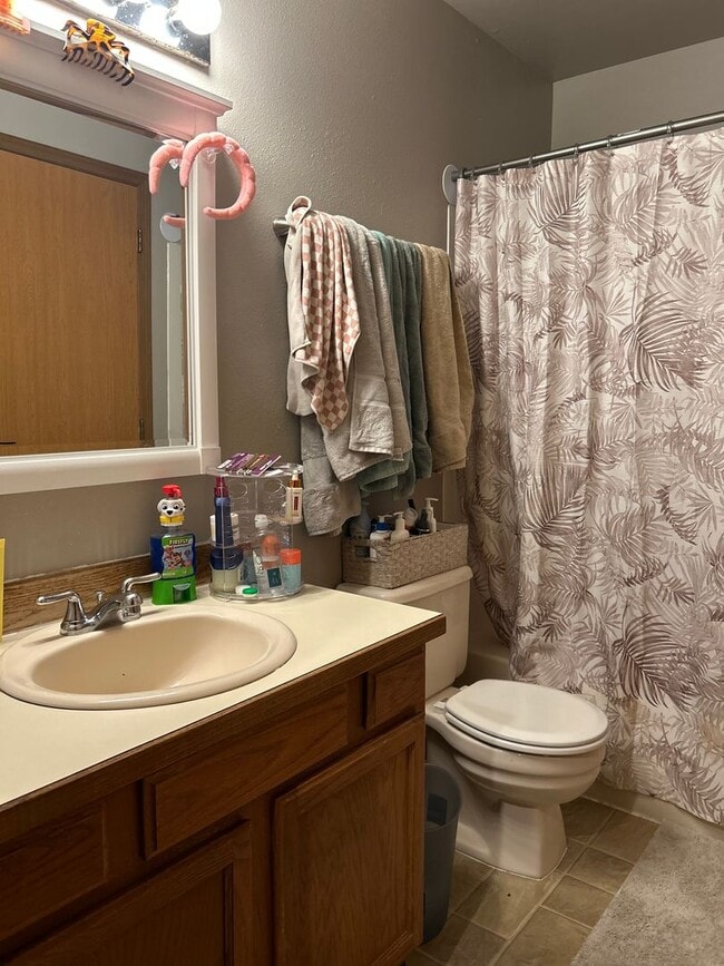 Building Photo - Century 21 Gold Rush - 3 bed, 2 bath (Fair...