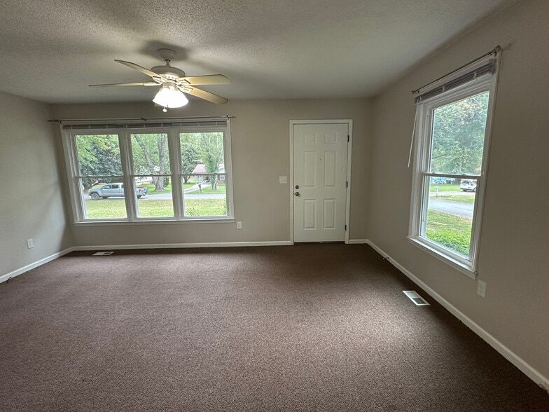 Building Photo - 78B Dries Dr