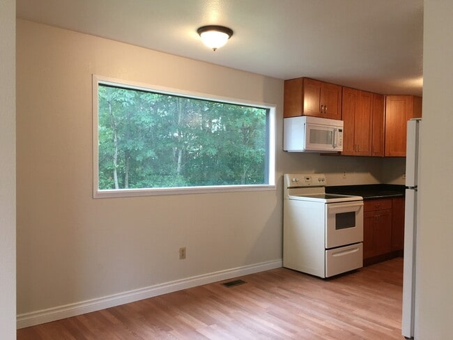 Building Photo - Charming 2 Bedroom 1 Bath Home