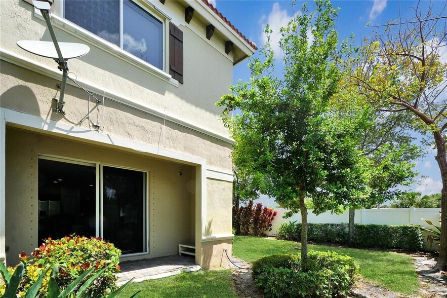 Building Photo - 378 NE 47th Pl