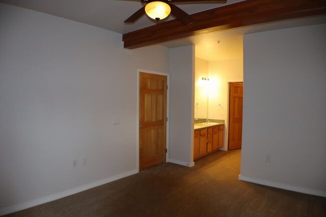 Building Photo - Lovely 2 Bedroom Ground Level Condo